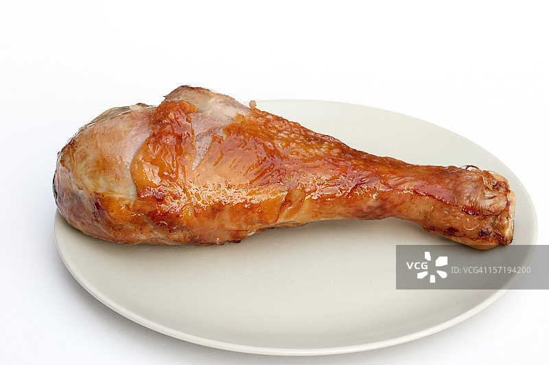盘子里的熟火鸡腿图片素材