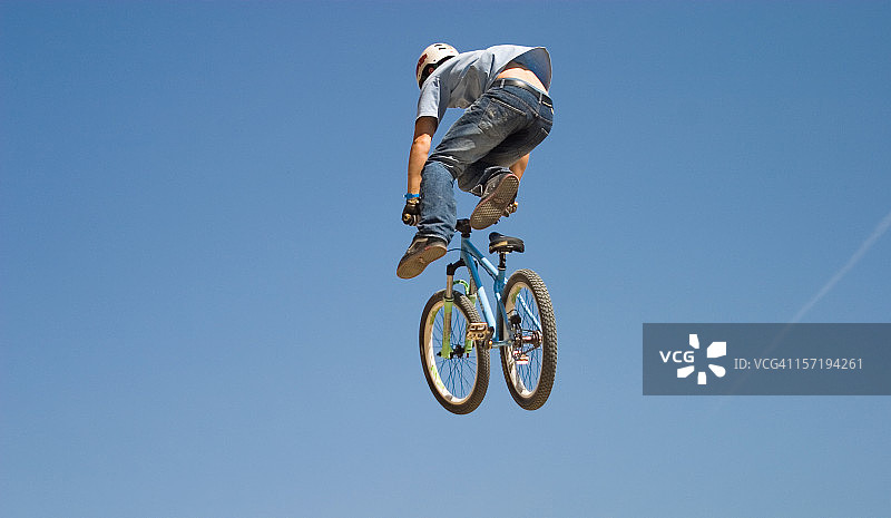 BMX自行车骑手跳跃图片素材