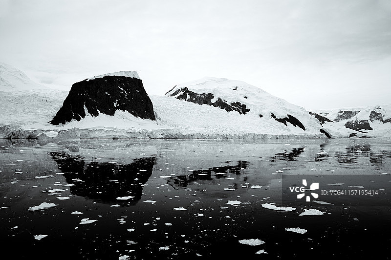 南极洲勒梅尔海峡（黑白照片）图片素材
