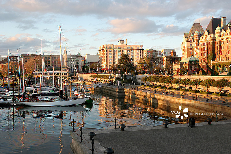 春季维多利亚港和皇后酒店的日落图片素材