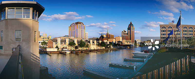 密尔沃基河畔天际线图片素材
