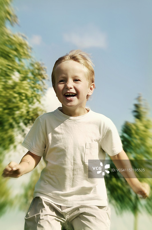 奔跑的男孩图片素材