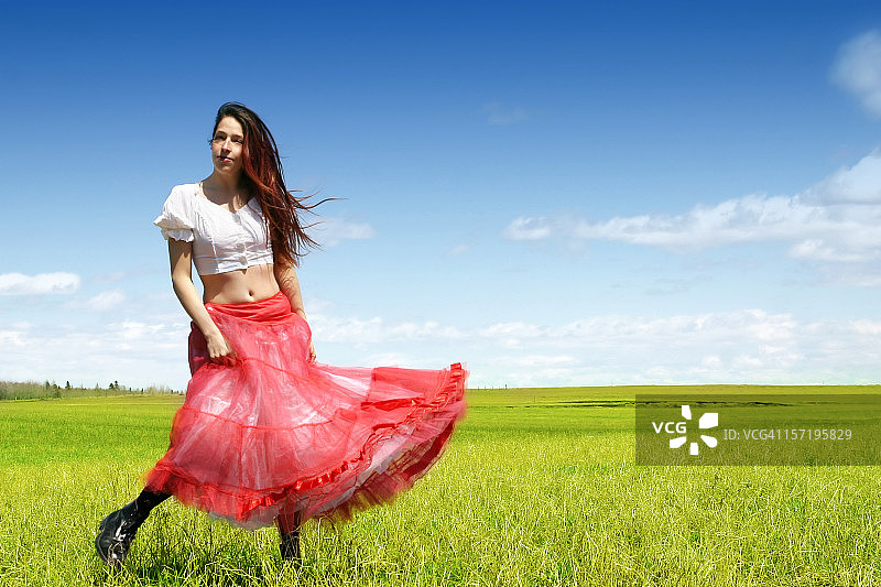 在草地上跳舞图片素材