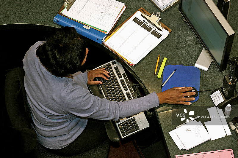 从上方看，工作中的女人图片素材