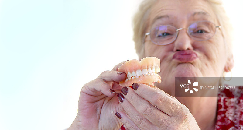老年人 - 看，孩子们，一次性牙齿图片素材