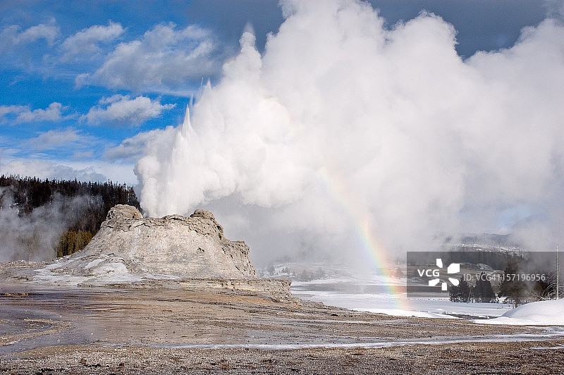 黄石国家公园的城堡间歇泉与彩虹图片素材