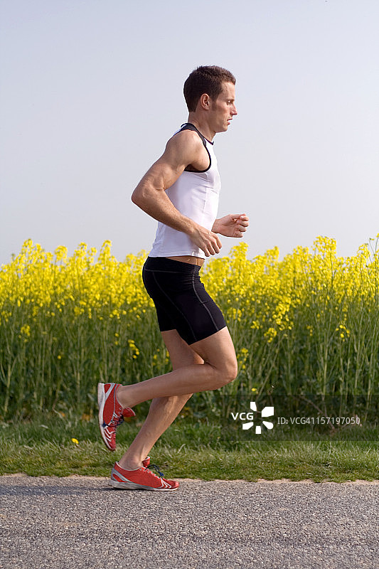 奔跑的男人图片素材