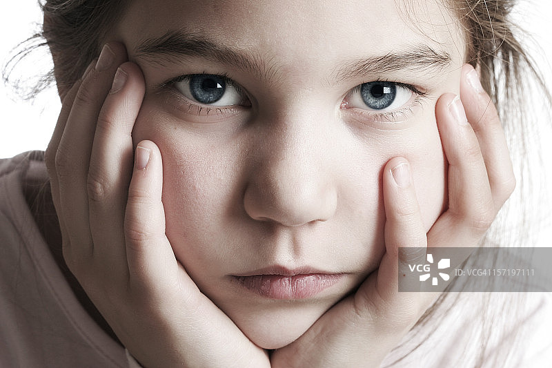 眼睛明亮的小女孩图片素材