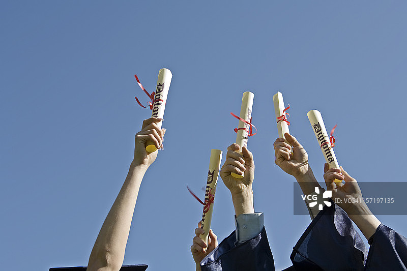 蓝天下的文凭图片素材