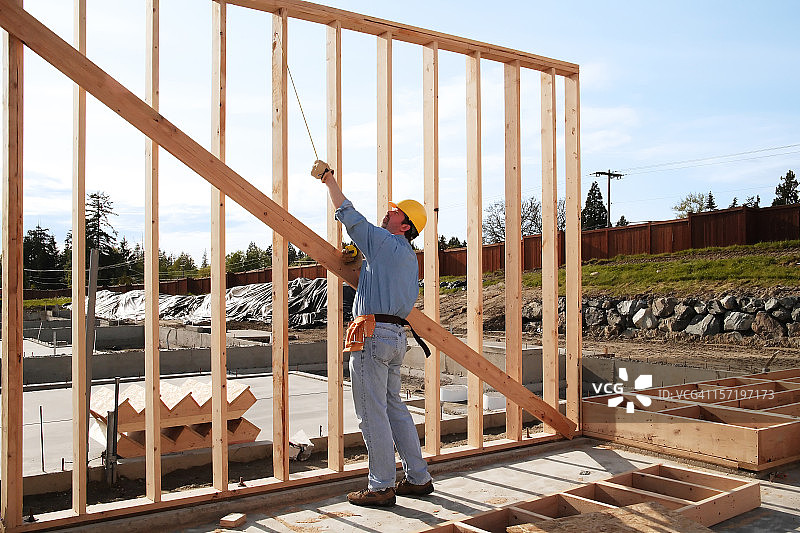 男人用铅锤校正墙面图片素材