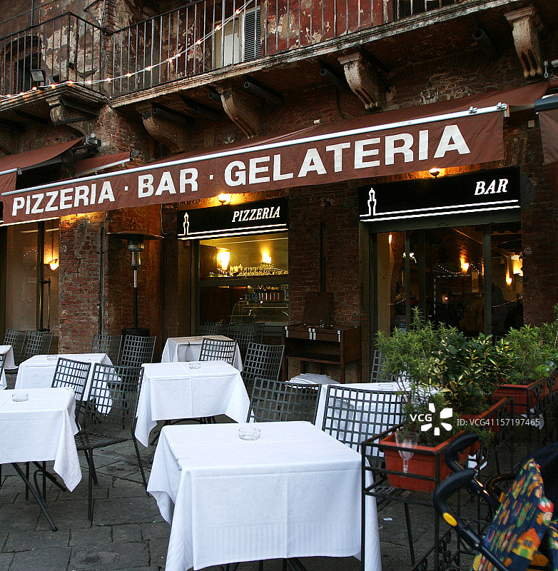 意大利托斯卡纳的披萨店和酒吧人行道咖啡馆图片素材