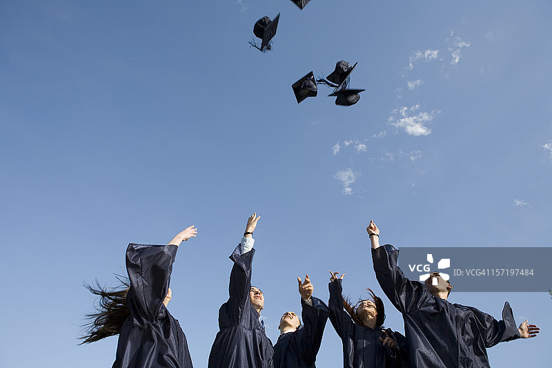 毕业生抛学士帽图片素材