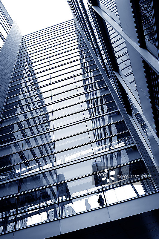摩天大楼里的商务女性剪影图片素材