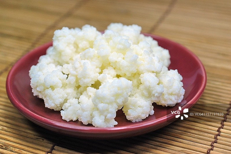 红盘子上的开菲尔图片素材