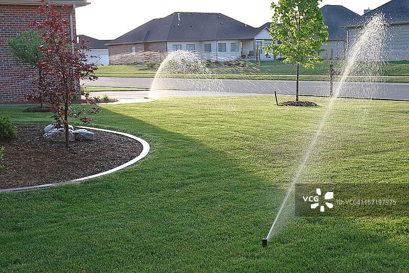郊区房屋，前花园带有喷水系统图片素材
