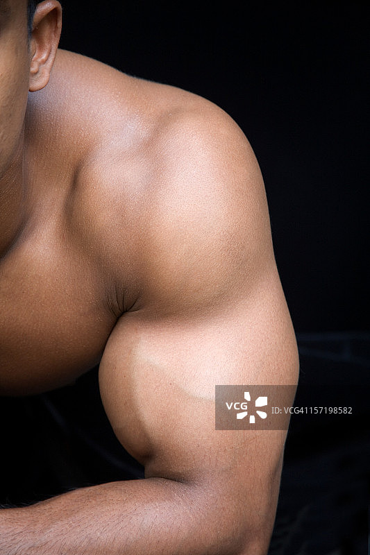 黑色背景上的二头肌和肩膀图片素材