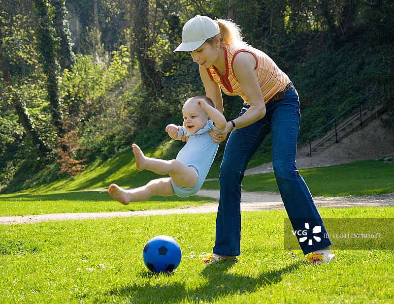 母亲和儿子玩耍图片素材