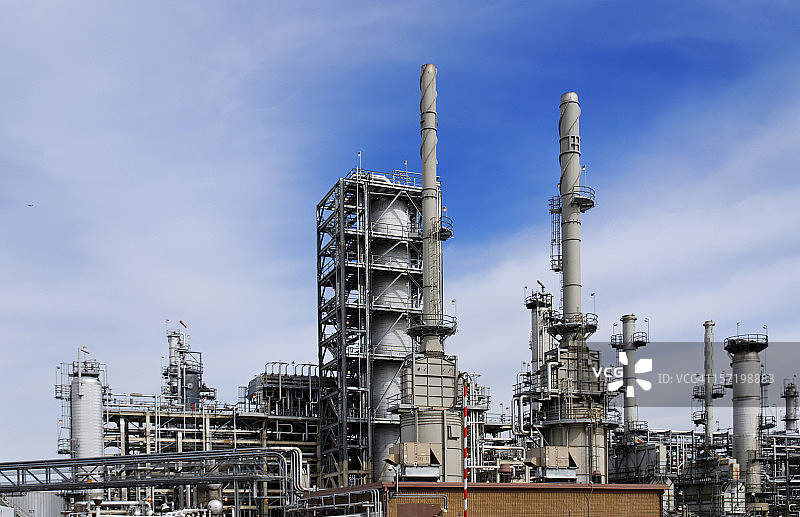 蓝天下的炼油厂图片素材