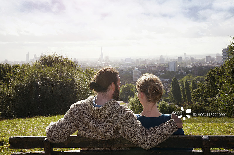 城市中觅食野生浆果和蘑菇图片素材