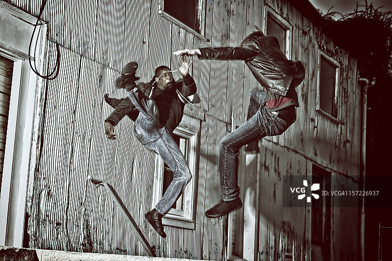 在街头进行健步空手道踢腿跳跃图片素材