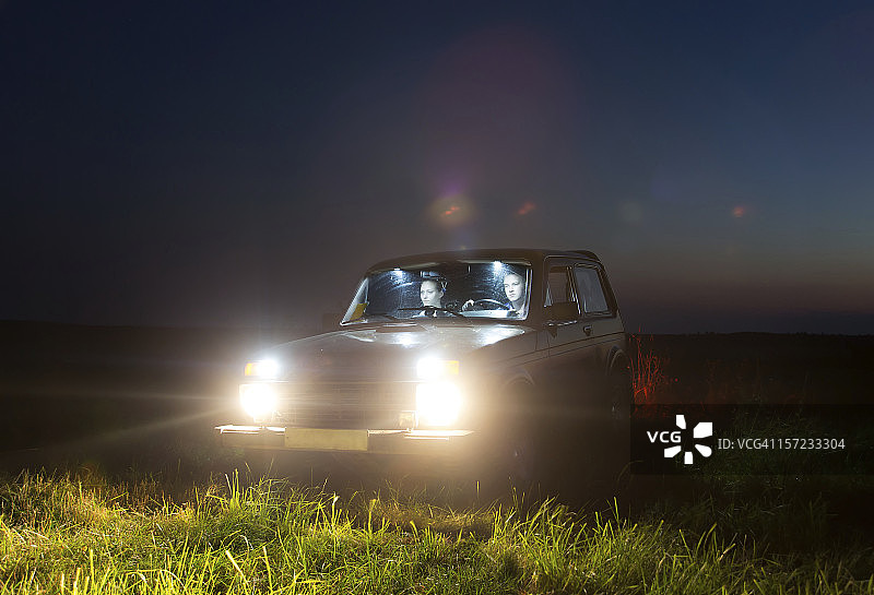 车里的年轻情侣图片素材