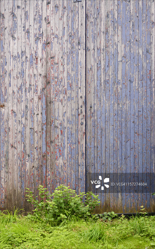 做旧的彩绘木棚门图片素材