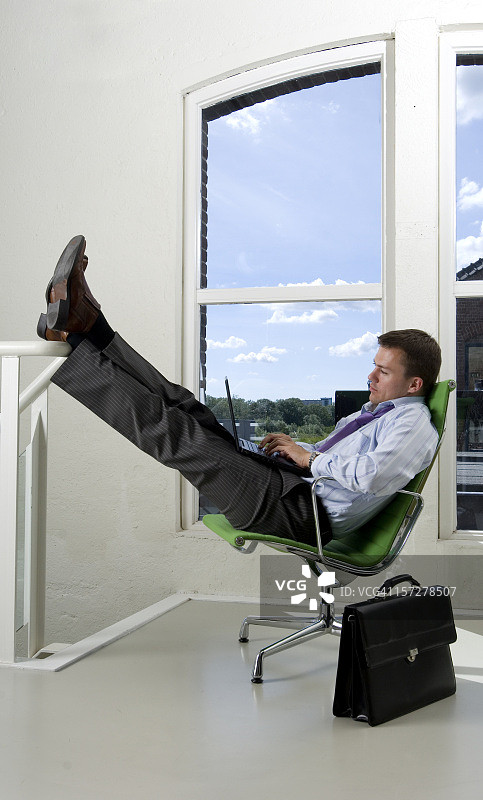 使用笔记本电脑的商人图片素材