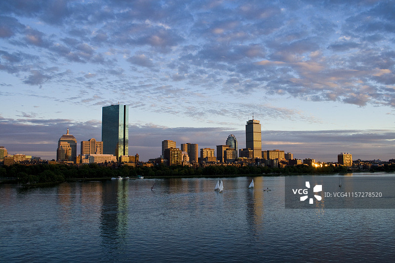 查尔斯河上的日落倒影图片素材