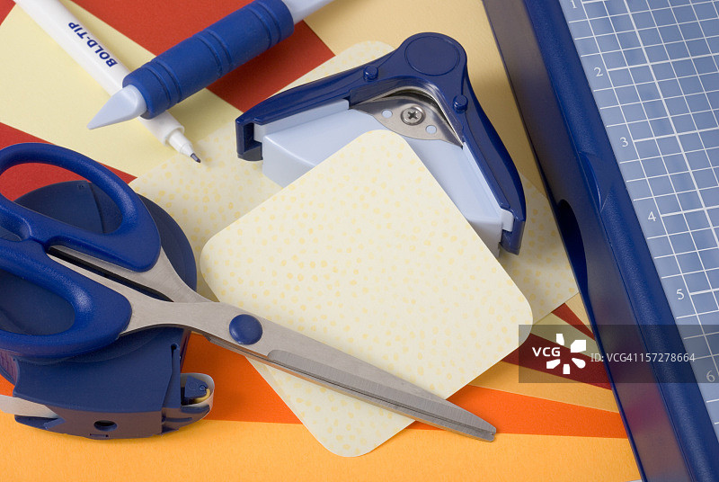 带裁纸刀的剪贴簿用品图片素材
