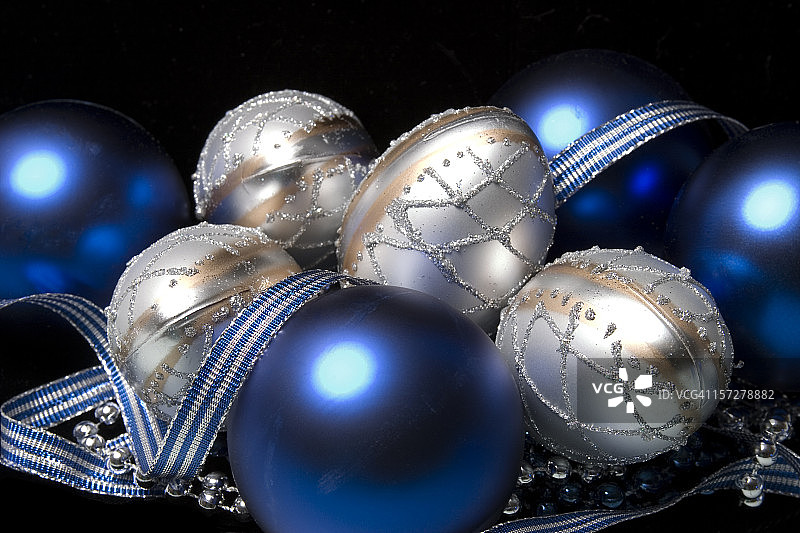 蓝色和银色节日装饰品图片素材
