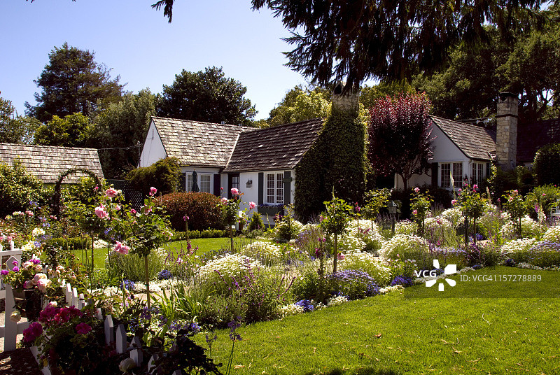 乡村小屋：美式经典住宅与前院花坛图片素材