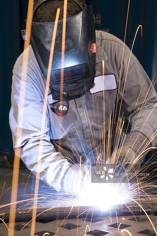 焊工焊接作业，焊枪火花四溅图片素材
