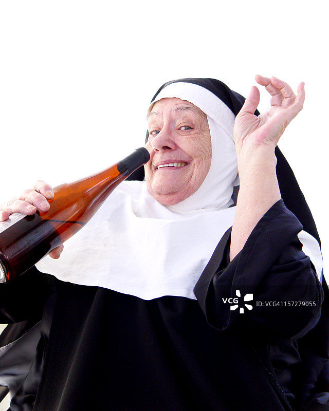 快乐的修女饮酒图片素材