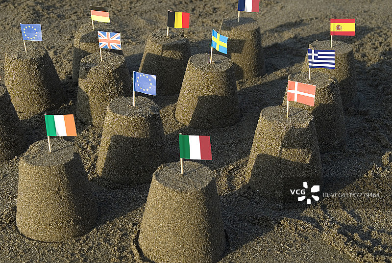 带有欧盟牙签旗的沙堡图片素材