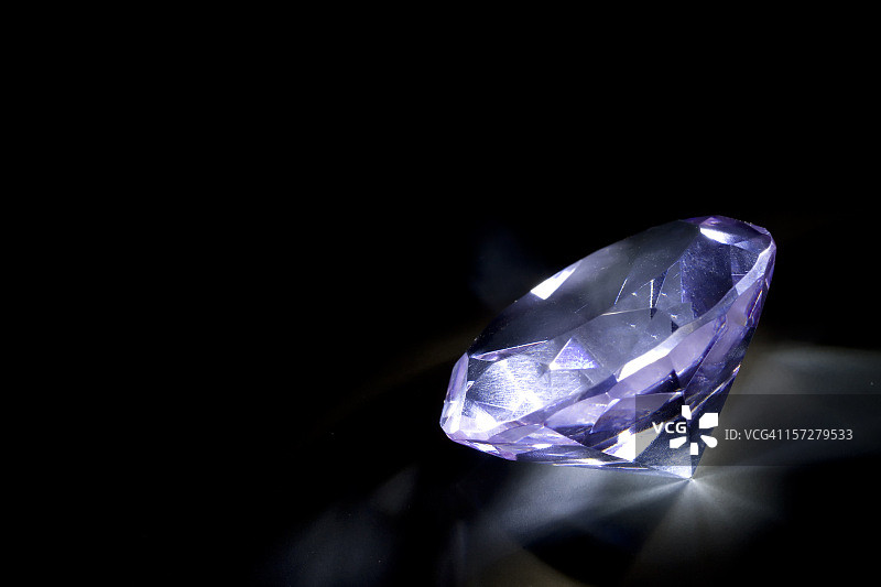 黑色背景上的蓝色钻石图片素材