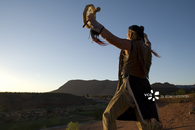 美洲原住民印第安人在日落时祈福图片素材