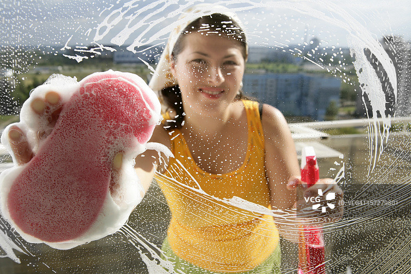 漂亮的清洁窗户工人图片素材