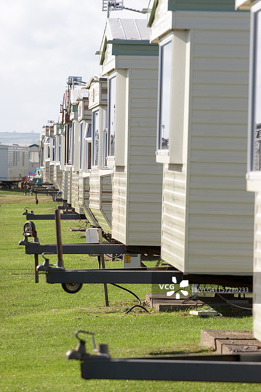 一排带拖车的活动房屋图片素材