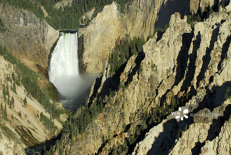黄石公园下瀑布的日出景观图片素材