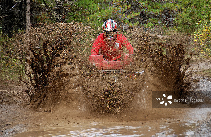 泥地中的全地形车图片素材