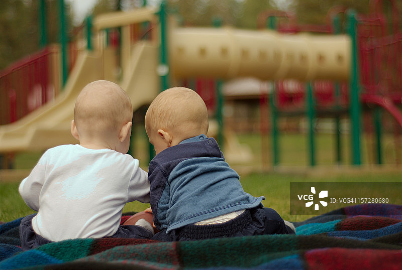 公园里的双胞胎图片素材