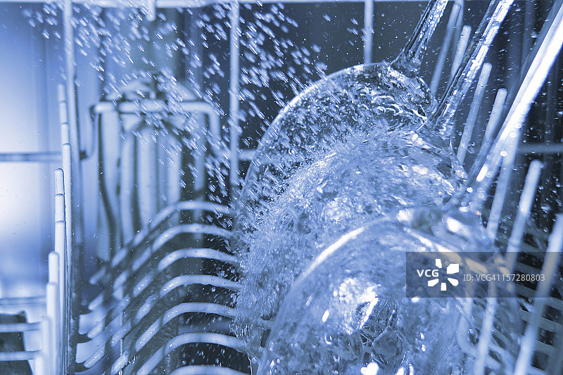 洗碗机内部：水花飞溅在酒杯上图片素材