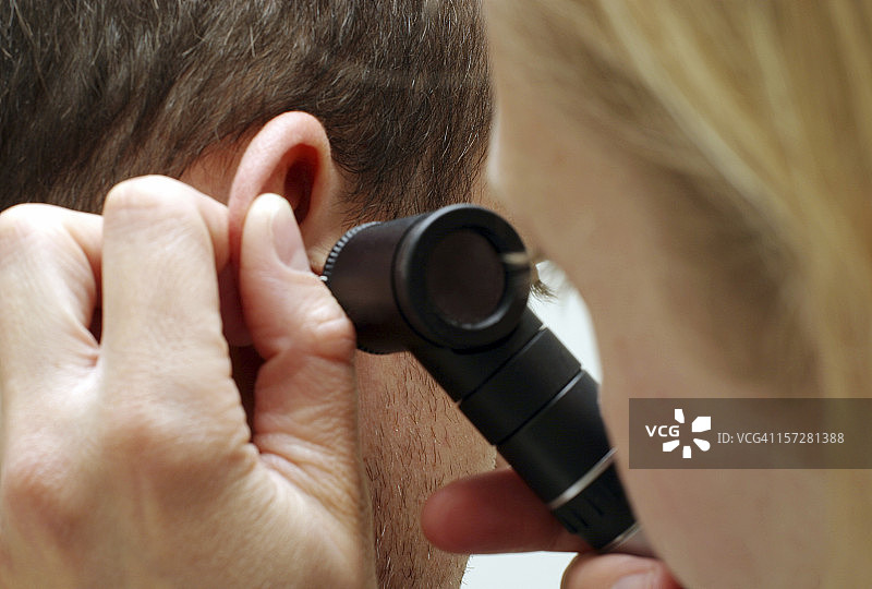 耳部检查图片素材