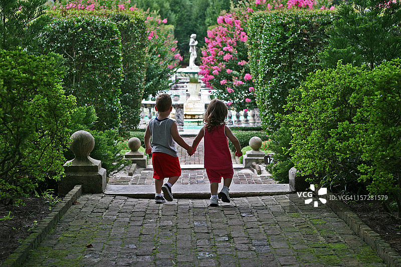 在花园里手牵手图片素材