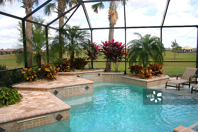 带热带花园的游泳池图片素材