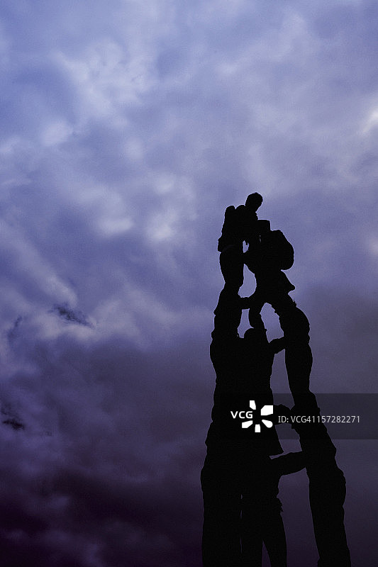 人们搭建人体城堡图片素材