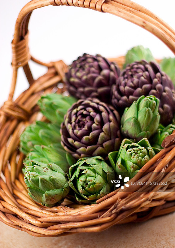 篮子里的洋蓟图片素材