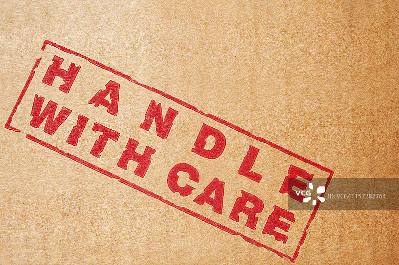 品牌标签：小心处理图片素材