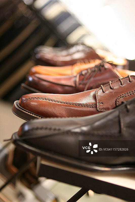 鞋店里展示的男士牛津鞋图片素材