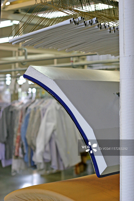 干洗店的熨烫区（竖版）图片素材